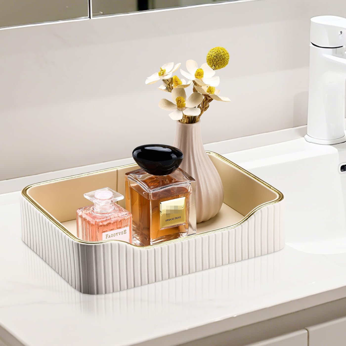 KINGFOM Prefume Tray, PU Leather Valet Tray Nightstand Organizer Perfume Trays for Men Women, Table Centerpieces Decorative Vanity Trays, Desk Organizer Tray for Key Jewelry Cosmetics (Black)