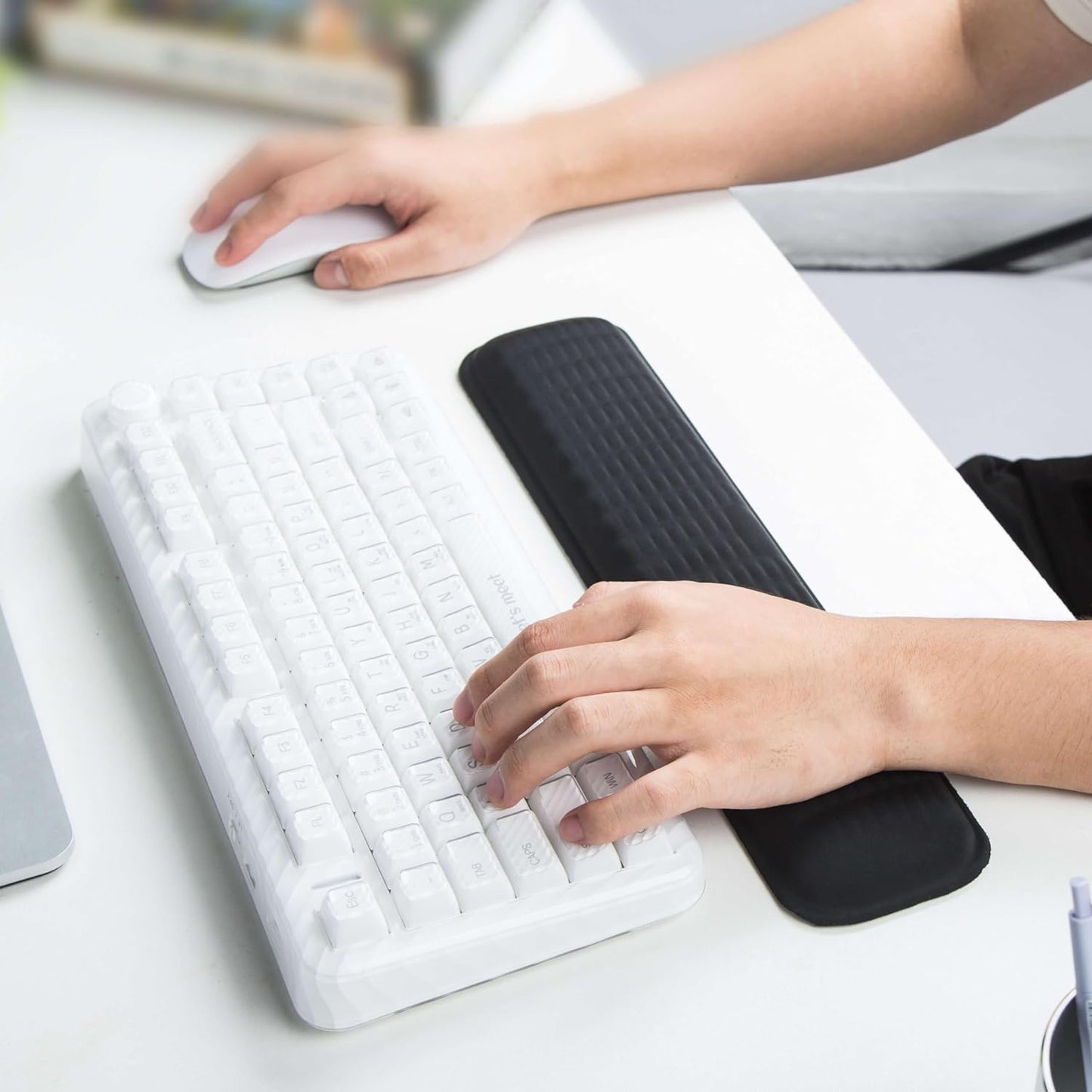 MEKASS Keyboard Wrist Rest, Soft Memory Foam Wrist Support for Keyboard, Keyboard Hand Rest Pad for Wrist Pain Relief, Keyboard Wrist Guard for Long Hours of Work, Gaming, Studying（Classic Black）